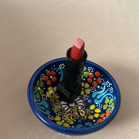 Shiseido ModernMattePowder Lipstick in exotic red - Picture 2 of 7